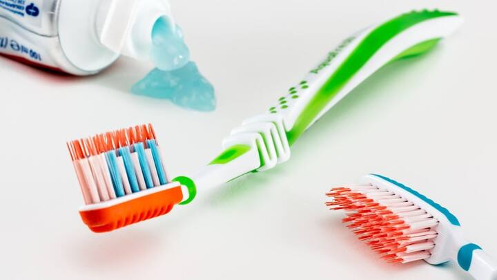 যদিও আপনার মুখের ভিতরে অর্থাৎ দাঁত নিয়ে গুরুতর সমস্যা রয়েছে, তাহলে চিকিৎসকের সঙ্গে পরামর্শ নেওয়া উচিত।