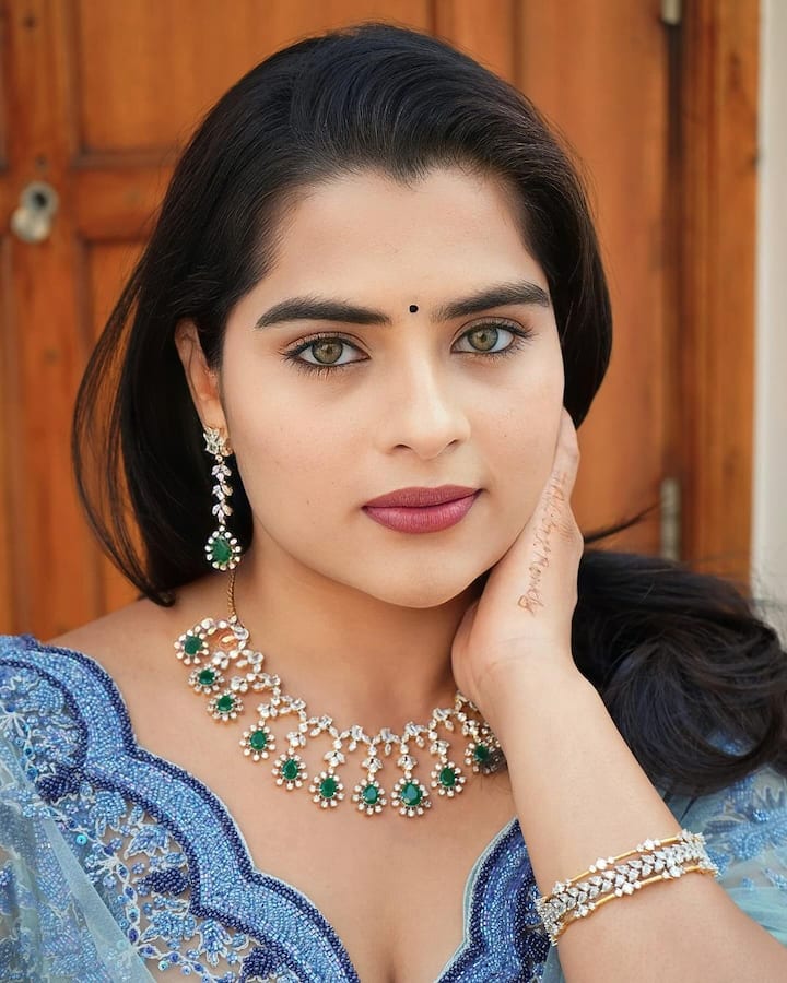 అల్లు అర్జున్ గంగోత్రి సినిమాతో చైల్డ్ ఆర్టిస్ట్‌గా ఇండస్ట్రీకి పరిచయమైంది కావ్య కల్యాణ్‌రామ్. ఆ తర్వాత చాలా సినిమాల్లో బాలనటిగా మెప్పించింది. తెలంగాణ ప్రాంతానికి చెందిన అమ్మాయి కావడంతో బలగంలో అవకాశం కొట్టేసింది.