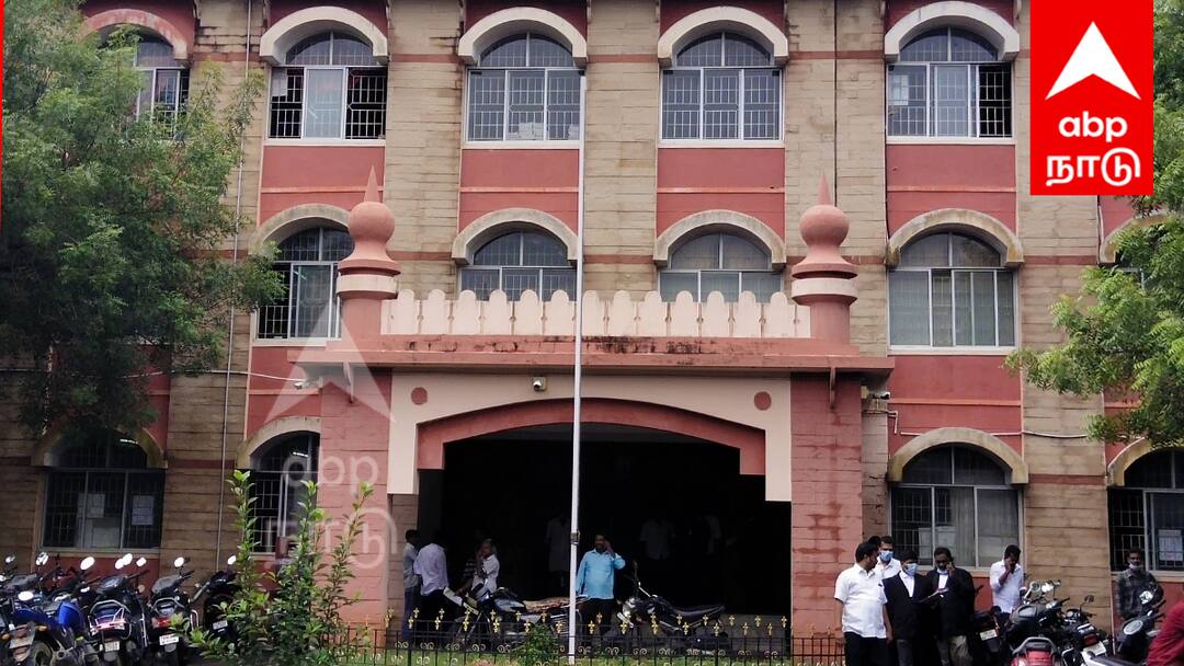 Villupuram Consumer Court orders Karnataka State Transport Corporation to pay Rs 1 lakh fine for dropping passengers in the middle of the road அரசு ஊழியரை நடுவழியில் இறக்கிவிட்ட கர்நாடகா அரசு பேருந்து! 1 லட்சம் அபராதம் விதித்த நீதிமன்றம்!