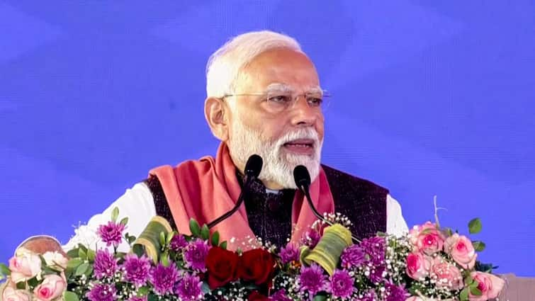 Political Marathi news Narendra Modi BJP must achieve success beyond 370', PM Modi's slogan in relation to Lok Sabha elections, what did he say? Narendra Modi : 'भाजपला 370 पार यश मिळवावेच लागेल', लोकसभा निवडणुकी संदर्भात पंतप्रधान मोदींचा नारा, काय म्हणाले?