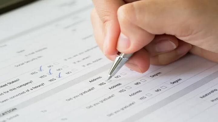 જો CBSE બોર્ડમાં તમારી માર્કશીટમાં તમારું નામ ખોટું છે તો પછી તમારે લાંબી પ્રક્રિયામાંથી પસાર થવું પડશે. CBSEએ હવે આ માટેની પ્રક્રિયામાં ફેરફાર કર્યા છે. હવે તમારું નામ બદલવા માટે, તમારે સરકારી ગેઝેટમાં તેની સૂચના પ્રકાશિત કરવી પડશે.