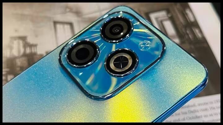 Infinix Hot 40iમાં કંપનીએ 6.5 ઇંચની IPL LCD HD Plus ડિસ્પ્લે આપી છે, જેનો રિફ્રેશ રેટ 90Hz છે. કંપનીએ આ ફોનમાં પ્રોસેસર માટે ઓક્ટા-કોર UNISOC T606 ચિપસેટનો ઉપયોગ કર્યો છે, જ્યારે ગ્રાફિક્સ માટે Mali-G57 MC1 GPUનો ઉપયોગ કરવામાં આવ્યો છે. સૉફ્ટવેર માટે, આ ફોનમાં Android 13 પર આધારિત XOS 13.0 OSનો ઉપયોગ કરવામાં આવ્યો છે.