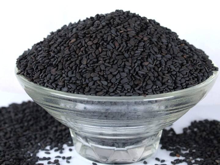 माघ पूर्णिमा पर काले तिल का दान करें, काले तिल को जल में डालकर स्नान करें. काले तिल से श्रीहरि का अभिषेक करें. शास्त्रों के अनुसार ये उपाय पितृ दोष से मुक्ति दिलाता है, इसके अलावा शनि को प्रसन्न करने के लिए भी ये कार्य लाभकारी है.