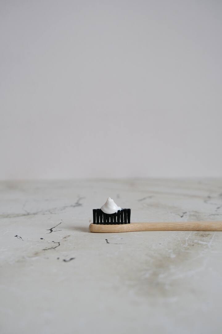 भाजल्यावर टूथपेस्ट लावावी का?त्वचेच्या जळजळीवर टूथपेस्ट लावल्याने जळजळ होण्यापासून आराम मिळतो. यामुळे त्वचेला थंडावा जाणवतो.  [Photo Credit : Pexel.com]