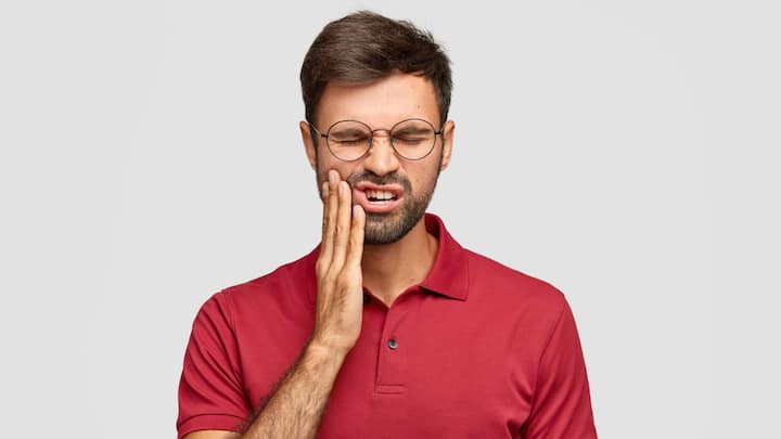 दांत की समस्याएं: मीठा खाने से दांतों में सड़न और मसूड़ों की बीमारियां होने लगती है. चीनी बैक्टीरिया को बढ़ावा देती है, जो दांतों को नुकसान पहुंचाते हैं.