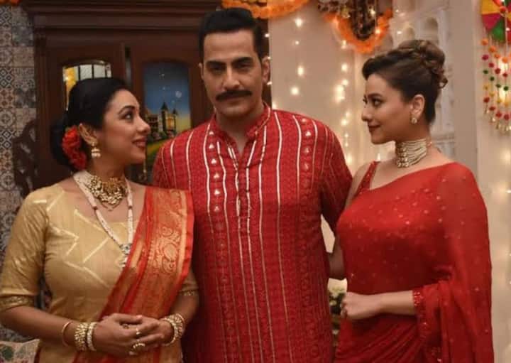 सीरियल में पहले अनुपमा, वनराज और काव्या के बीच लव ट्रायंगल दिखाया गया. इन तीन किरदारों के बीच चले ड्रामे ने दर्शकों को जोड़े रखा. शादी के 25 साल बाद एक महिला के आगे बढ़ने की कहानी लोगों को पसंद आई.