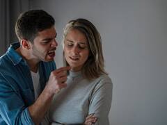 पब्लिक प्लेस में सभी के सामने चिल्ला देता है पार्टनर? ऐसे ठीक होगी ये समस्या