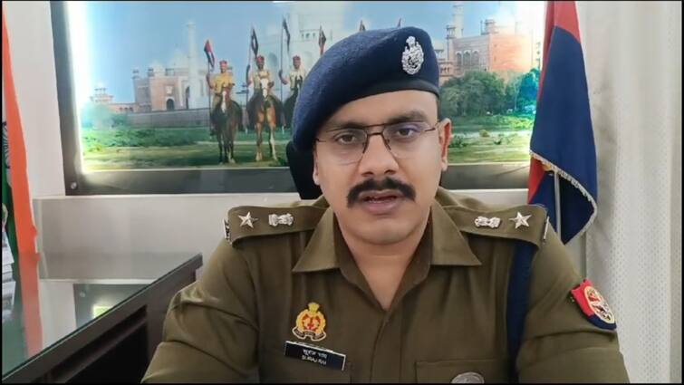 Agra UP police solver gang Two memberscaught by police recruitment exam demanding money ann Agra News: यूपी पुलिस भर्ती परीक्षा के सॉल्वर गैंग के दो सदस्य चढ़े पुलिस के हत्थे, पैसे की कर रहे थे मांग