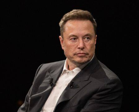 ਐਲੋਨ ਮਸਕ (Elon Musk) ਦੀ ਦੌਲਤ ਕਿੰਨੀ ਹੈ, ਇਹ ਜਾਣਨ ਦੀ ਉਤਸੁਕਤਾ ਕਈ ਲੋਕਾਂ ਨੂੰ ਹੁੰਦੀ ਹੈ। ਇਸ ਦਾ ਖੁਲਾਸਾ ਇੱਕ ਨਵੀਂ ਰਿਪੋਰਟ ਵਿੱਚ ਕੀਤਾ ਗਿਆ ਹੈ। ਤੁਹਾਨੂੰ ਜਾਣ ਕੇ ਹੈਰਾਨੀ ਹੋਵੇਗੀ ਕਿ ਦੁਨੀਆ ਦੇ ਸਭ ਤੋਂ ਅਮੀਰ ਵਿਅਕਤੀ ਐਲੋਨ ਮਸਕ ਦੀ ਪ੍ਰਤੀ ਮਿੰਟ ਕਿੰਨੀ ਕਮਾਈ ਹੈ ਕਿ ਸੁਣ ਕੇ ਹੋਸ਼ ਉੱਡ ਜਾਣ। ਐਲੋਨ ਮਸਕ ਦੀ ਹਰ ਘੰਟੇ, ਹਰ ਦਿਨ ਤੇ ਹਰ ਹਫ਼ਤੇ ਦੀ ਕਮਾਈ ਭਾਰਤ ਦੇ ਬਹੁਤ ਸਾਰੇ ਕੰਮ ਕਰਨ ਵਾਲੇ ਲੋਕਾਂ ਦੀ ਸਾਲਾਨਾ ਤਨਖਾਹ ਤੋਂ ਵੱਧ ਹੈ।