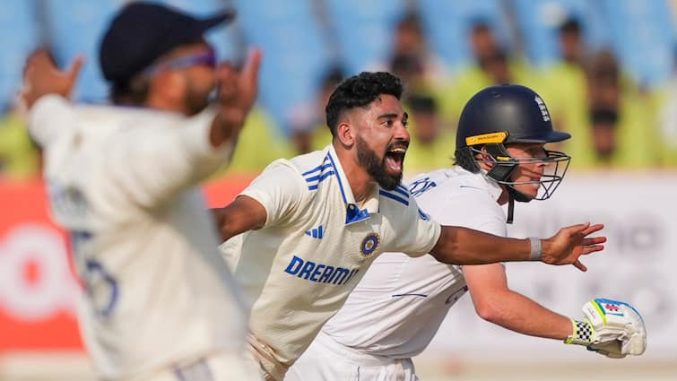 IND vs ENG 3rd Rajkot Test England all out on 319 runs in their first innings Mohammed Siraj took 4 wickets IND vs ENG: सिराज के 'चौके' ने बैजबॉल की निकाली हवा, भारत को मिली बड़ी लीड; इंग्लैंड ने 20 रनों के भीतर गंवाए अंतिम 5 विकेट