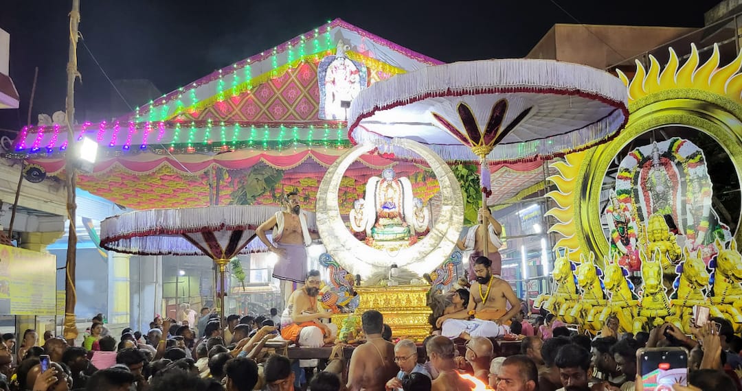 வெள்ளிச் சந்திரப் பிரபையில் காட்சி அளித்த காமாட்சி! காஞ்சிபுரம் காமாட்சி அம்மன் கோவில் பிரம்மோற்சவம்!