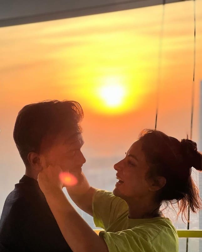 ਹਿਨਾ ਖਾਨ ਨੇ ਰੌਕੀ ਨਾਲ ਇਹ ਰੋਮਾਂਟਿਕ ਤਸਵੀਰਾਂ ਆਪਣੇ ਇੰਸਟਾਗ੍ਰਾਮ ਅਕਾਊਂਟ 'ਤੇ ਸ਼ੇਅਰ ਕੀਤੀਆਂ ਹਨ। ਜਿਸ ਵਿੱਚ ਇਹ ਜੋੜਾ ਇੱਕ ਦੂਜੇ ਦੀਆਂ ਬਾਹਾਂ ਵਿੱਚ ਨਜ਼ਰ ਆ ਰਿਹਾ ਸੀ।