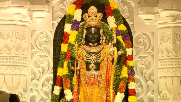 শুক্রবার থেকে বদলে গেল রাম মন্দির খোলা থাকার সময়। মন্দিরের প্রধান পুরোহিত জানিয়েছেন, এখন থেকে ভোর ৬ টা থেকে রাত ১০ টা পর্যন্ত দর্শন করা যাবে শিশুরামকে। পুণ্যার্থীদের ঢল দেখে এ সিদ্ধান্ত নেওয়া হয়েছে।