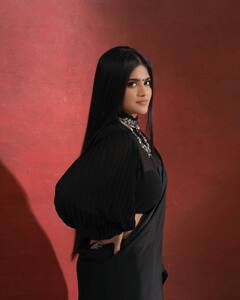 Megha Akash Photos : கருப்பு சேலையில் செதுக்கிய சிலையாய் நிற்கும் மேகா ஆகாஷ்!