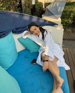 Catherine Tresa Photos : சோஃபாவில் சில் செய்யும் மெட்ராஸ் பட நடிகை கேத்ரின் தெரசா!