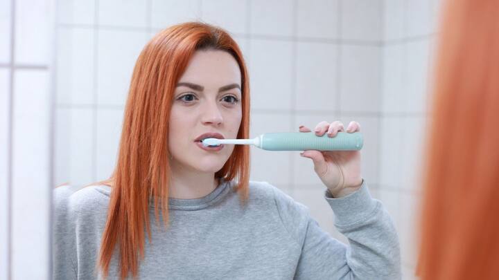 সকালে উঠে দাঁত পরিষ্কার করাটা জরুরী। তবে জানেন কি অতিরিক্ত টুথপেস্টের ব্যবহার বিপদ ডেকে আনতে পারে।