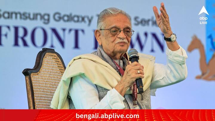 বর্তমান প্রজন্মের শ্রেষ্ঠ উর্দু কবি হিসেবে স্বীকৃত গুলজার। হিন্দি চলচ্চিত্রেও উল্লেখযোগ্য অবদান রয়েছে তাঁর। ২০০২ সালে সাহিত্য অকাদেমি পুরস্কারও পান উর্দু সাহিত্যে অবদানের জন্য।(ছবি:PTI)