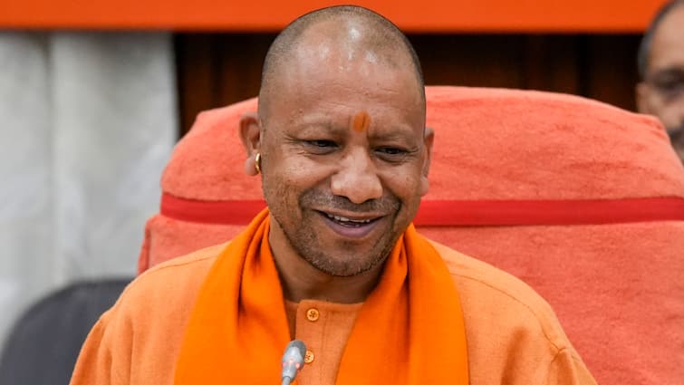 CM Yogi adityanath and Akhilesh Yadav ask support of Raja Bhaiya in Rajya Sabha election UP Politics: योगी के प्रशंसक बन रहे अखिलेश यादव के लिए जरूरी, इन्हें मनाने में लगी सपा और बीजेपी