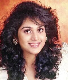 Actresses Settled Abroad: बॉलीवुड की इन एक्ट्रेसेस ने शादी के बाद छोड़ा देश, पिया संग विदेश में बसाया अपना घर