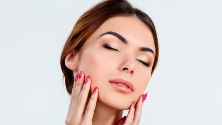 जब भी आप अपने चेहरे पर अल्कोहल का इस्तेमाल करें, याद रखें कि इससे त्वचा सूख सकती है. इसलिए, अल्कोहल लगाने के बाद, एक अच्छी क्वालिटी का मॉइश्चराइजर जरूर लगाएं. मॉइश्चराइजर त्वचा को नमी प्रदान करता है और इसे सूखने से बचाता है. इससे आपकी त्वचा हमेशा हाइड्रेटेड और हेल्दी रहती है.