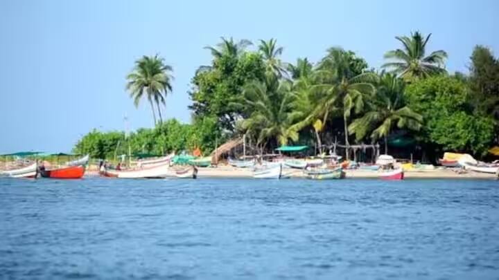 તારકરલી બીચ મહારાષ્ટ્રના સિંધુદુર્ગ જિલ્લામાં સ્થિત છે. આ જગ્યા તેની સ્વચ્છતા માટે જાણીતી છે. તેને કોંકણ પ્રદેશનો રાણી બીચ પણ કહેવામાં આવે છે. આ બીચ વોટર સ્પોર્ટ્સ માટે પણ ખૂબ પ્રખ્યાત છે.