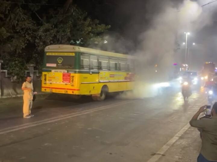 Vasai Bus Fire marathi news incident municipal bus caught fire on the main road of Vasai West Vasai Bus Fire : वसई विरार महापालिकेच्या बसला आग, बस मधून निघाला अचानक धूर, प्रवासी भयभीत, काय घडलं नेमकं?