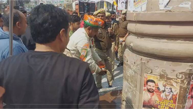 Bharat Jodo Nyay Yatra BJP workers washed venue of Rahul Gandhi public meeting with Ganga water ann Bharat Jodo Nyay Yatra: राहुल गांधी के जनसभा स्थल को BJP कार्यकर्ताओं ने गंगाजल से धोया, जमकर हुई नारेबाजी, देखें Video