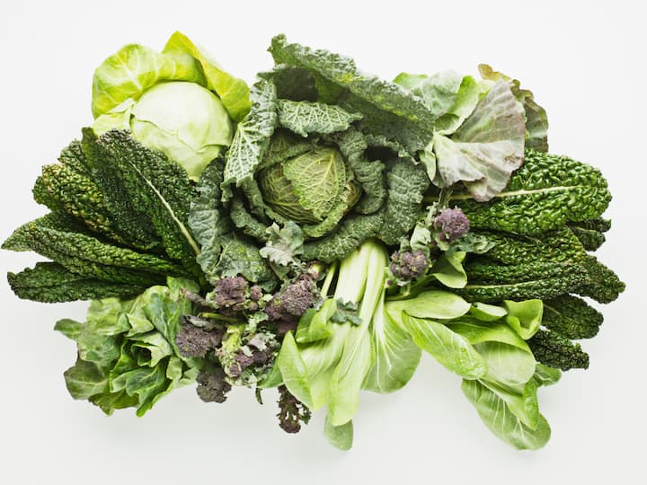 The Modern-day diet lacks nutrients: In our fast-paced life, convenience often takes precedence over health. Quick-fix options, pre-packaged meals, fast food, ready-to-go meals, etc may save time in return for a healthy-looking alternative, but they often come at the cost of essential nutrients. They may satisfy our taste buds, but leave our bodies craving for vitamins and minerals that are essential for optimal functioning. Because the body feels undernourished due to unhealthy eating, it remains low on energy. (Image source: Getty Images)