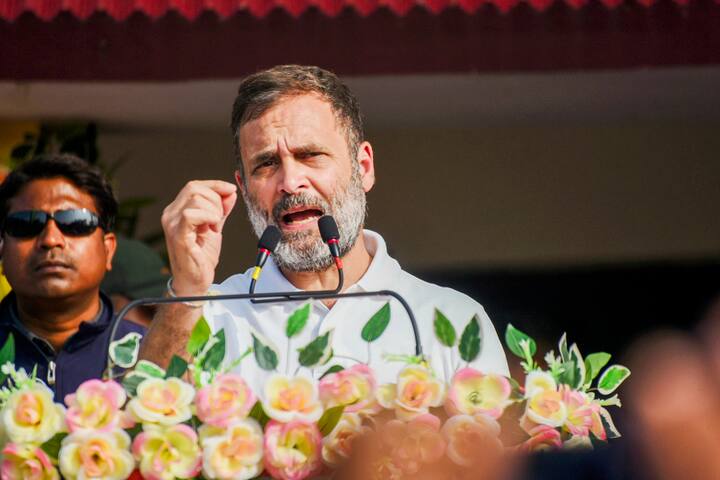 राहुल गांधी का काफिला शुक्रवार (16 फरवरी) को उत्तर प्रदेश की सीमा में दाखिल हुआ. राहुल गांधी के आज के शेड्यूल में 12 किलोमीटर लंबा रोड शो भी है, जो कि गोलगड्डा इलाके से होकर मैदागिन, ज्ञानवापी, गोदौलिया होते हुए मंडुवाडीह तक जाएगा.