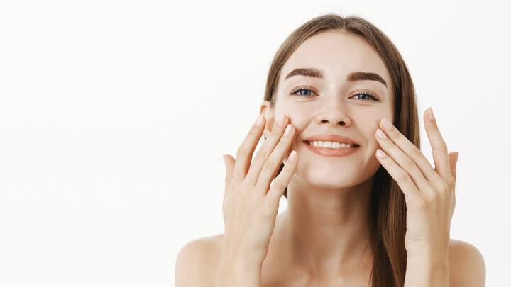 एक कॉटन बॉल या पैड लें और उसे हल्के अल्कोहल से गीला करें. फिर, इस कॉटन को धीरे-धीरे अपने चेहरे पर लगाएं, खासकर उन हिस्सों पर जहां मुहांसे हों या त्वचा ज्यादा तैलीय हो. यह विधि आपकी त्वचा को गहराई से साफ करने और उसे स्वस्थ बनाए रखने में मदद करेगी.