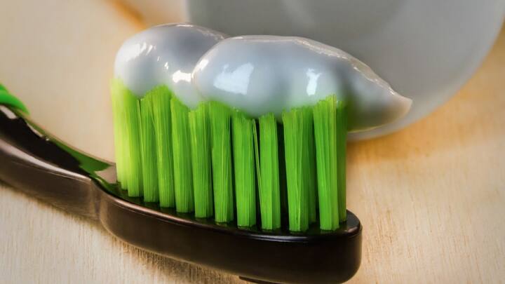 অতিরিক্ত টুথপেস্ট ব্যবহারে পাশাপাশি শিশুরা ফ্লুরোসিস নামক সমস্যার শিকার হয়।