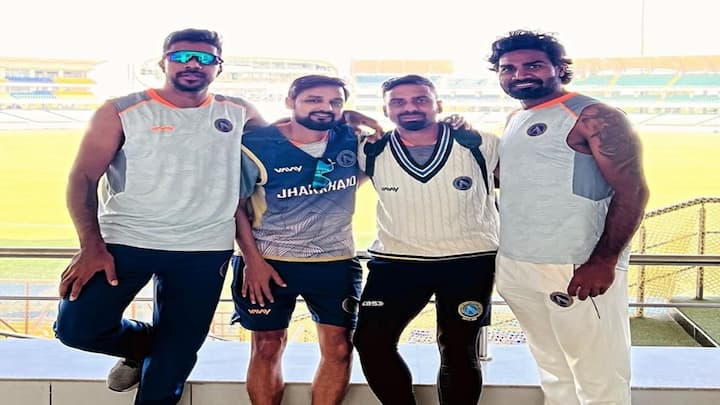 વરુણ એરોને 2024 રણજી ટ્રોફીમાં ઝારખંડ અને રાજસ્થાન વચ્ચેની મેચ દરમિયાન ફર્સ્ટ ક્લાસ ક્રિકેટમાંથી નિવૃત્તિની જાહેરાત કરી છે. રણજીમાં ઝારખંડ તરફથી રમી ચૂકેલા વરુણ એરોને અચાનક નિવૃત્તિની જાહેરાત કરી છે. રાજસ્થાન સામે ચાલી રહેલી મેચ બાદ તે રેડ બોલ ક્રિકેટને અલવિદા કહી દેશે.