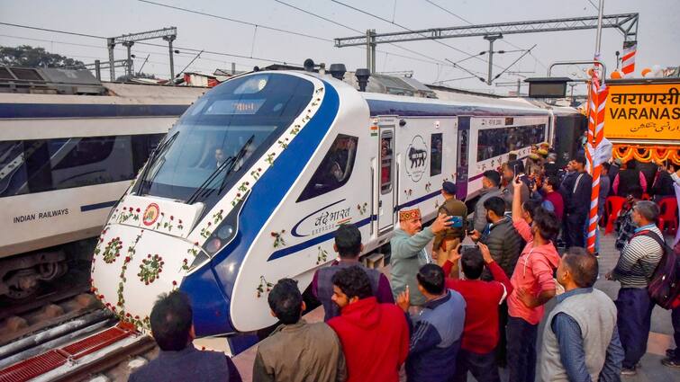 Vande Bharat train running at 160 kmph and stops automatically before red signal in first Kavach trial in UP Vande Bharat: यूपी में वंदे भारत की स्पीड को मिलेगी और गति, पूरे देश में इसी टेक्नोलॉजी का होगा उपयोग