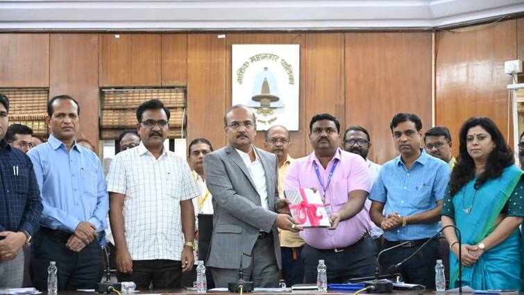 Nashik Municipal Corporation presented a budget of 2 thousand 603 crore 49 lakh rupees NMC Maharashtra marathi News नाशिक महापालिकेचा 2 हजार 603 कोटींचा अर्थसंकल्प सादर, नाशिककरांवरील करवाढ टळली