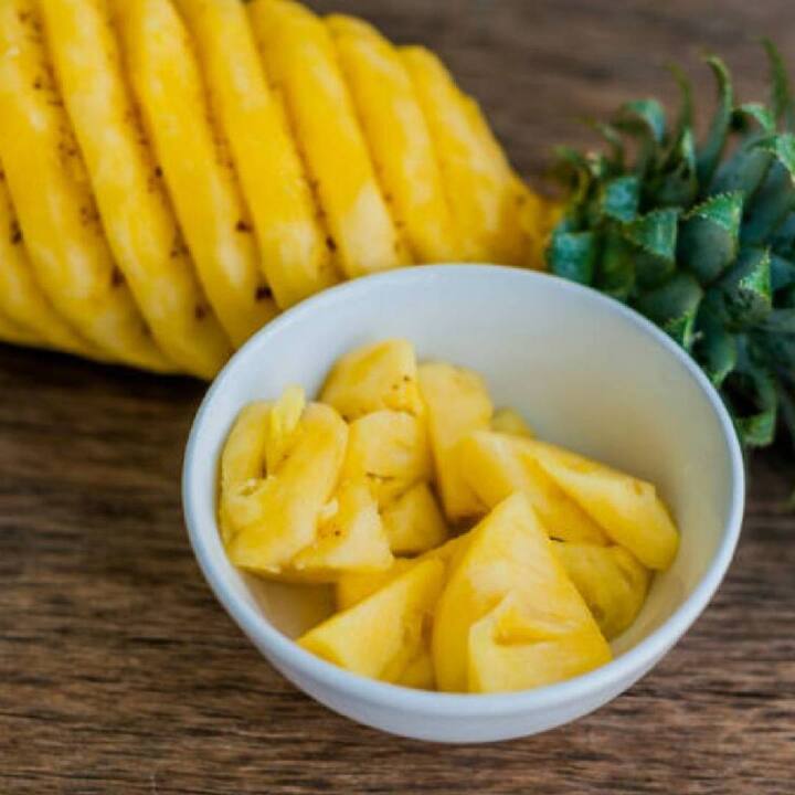 ਜੇਕਰ ਤੁਸੀਂ ਭਾਰ ਘਟਾਉਣਾ ਚਾਹੁੰਦੇ ਹੋ ਤਾਂ ਇਸ ਦੇ ਲਈ ਅਨਾਨਾਸ ਬਹੁਤ ਵਧੀਆ ਫਲ ਹੈ। ਇਹ ਭਾਰ ਘਟਾਉਣ ਲਈ ਫਾਇਦੇਮੰਦ ਹੈ ਕਿਉਂਕਿ ਇਸ ਵਿੱਚ ਜ਼ਿਆਦਾ ਫਾਈਬਰ ਅਤੇ ਘੱਟ ਕੈਲੋਰੀ ਅਤੇ ਕਾਰਬੋਹਾਈਡਰੇਟ ਹੁੰਦੇ ਹਨ। ਇਹ ਤੁਹਾਨੂੰ ਹਾਈਡਰੇਟ ਰੱਖਣ ਦੇ ਨਾਲ-ਨਾਲ ਤੁਹਾਡੀ ਭੁੱਖ ਨੂੰ ਕੰਟਰੋਲ ਕਰਨ ਵਿੱਚ ਮਦਦ ਕਰਦਾ ਹੈ।