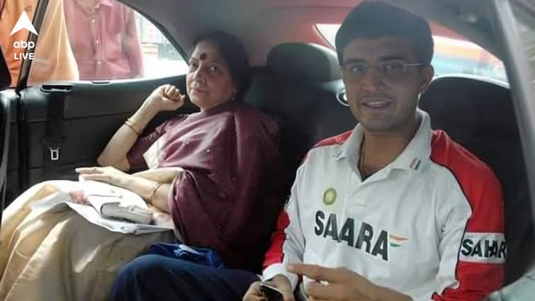 Sourav Ganguly posts old photo with mother to wish Nirupa Ganguly happy birthday Sourav Ganguly Mother: হাসপাতালে ভর্তি মা, মন খারাপের আবহেও পুরনো ছবি দিয়ে জন্মদিনের শুভেচ্ছা জানালেন সৌরভ