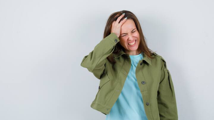 जब भी हमें गुस्सा आता है, तो इसके पीछे हमारे शरीर के दो मुख्य हार्मोन, एड्रेनालिन और कोर्टिसोल, का बड़ा हाथ होता है. सोचिए, जब आपको किसी बात पर बहुत ज्यादा तनाव महसूस होता है या फिर आप किसी मुश्किल स्थिति में होते हैं, तो ऐसे में आपका शरीर इन हार्मोन्स को छोड़ता है. एड्रेनालिन और कोर्टिसोल के इस रिलीज होने से आपकी धड़कन तेज हो जाती है, मांसपेशियों में तनाव आ जाता है, और फिर आपको गुस्सा आने लगता है.