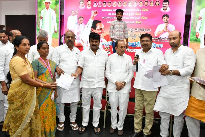BRS పార్టీ సభ్యత్వం కలిగి ప్రమాదవశాత్తు మరణించిన 70 మంది BRS పార్టీ కార్యకర్తల కుటుంబాలకు ఒకొక్కరికి 2 లక్షల రూపాయలు చొప్పున ప్రమాద భీమా క్రింద మంజూరైన ఆర్ధిక సహాయం చెక్కులను అందజేశారు.