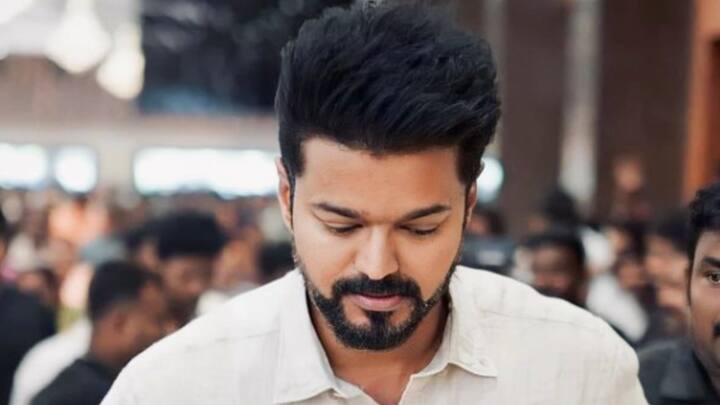 இவர் சமீபத்தில் தனது கட்சியின் பெயரான தமிழக வெற்றி கழகத்தை அறிவித்து தனது அரசியல் பயணத்தை தொடங்கினார்.