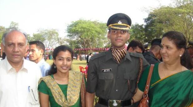 முகுந்த் வரதராஜன், 1983 ஆம் ஆண்டு கேரள மாநிலம் கோழிக்கோடு மாவட்டத்தில் பிறந்து சென்னையில் தனது பள்ளி மற்றும் கல்லூரி படிப்பை முடித்தார்.