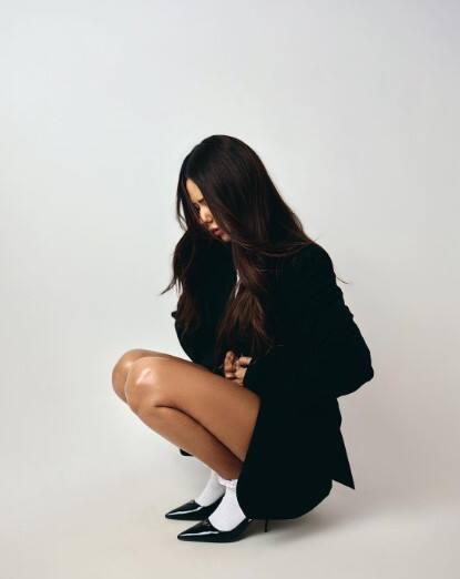 ਇਸ ਤੋਂ ਇਲਾਵਾ ਕਈ ਹੋਰ ਯੂਜ਼ਰਸ ਸੋਨਮ ਬਾਜਵਾ ਦੇ ਬੈਠਣ ਦੇ ਤਰੀਕੇ ਦਾ ਮਜ਼ਾਕ ਉਡਾਉਂਦੇ ਹੋਏ ਵਿਖਾਈ ਦੇ ਰਹੇ ਹਨ।