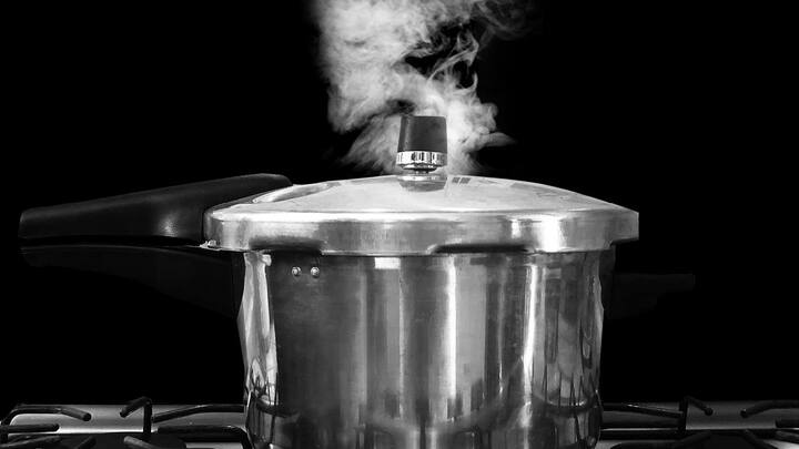 Rice In A Pressure Cooker : भारत देशात प्रत्येक राज्याचे स्वतःचे वेगळे अन्न आहे.अनेक राज्यांमध्ये रोट्या अधिक खाल्ल्या जातात, तर अनेक भागांमध्ये भाताला अन्न म्हणून प्राधान्य दिले जाते.