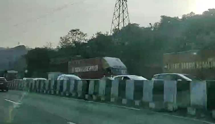 maharashtra mumbai pune expressway traffic jam Near borghat Weekend Pune- Mumbai ExpressWay :  मुंबई- पुणे एक्सप्रेसवेवर बोरघाटात मोठी वाहतूक कोंडी; वाहनांच्या लांब रांगा!