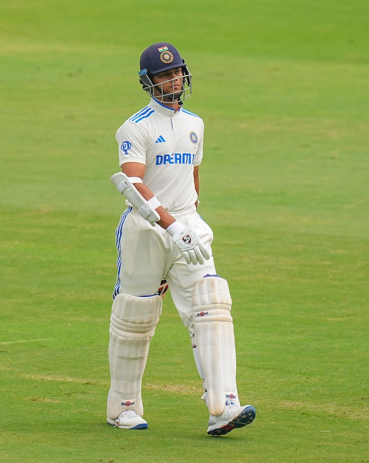 हैदराबाद में खेले गए सीरीज़ के पहले टेस्ट में जायसवाल ने क्रमश: 80 और 15 रन स्कोर किए थे.