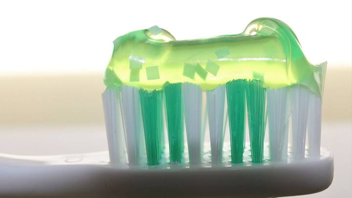 তাই যদি প্রতিদিন খুব বেশি টুথপেস্ট ব্যবহার করলে দাঁতের ক্ষতি করার সম্ভাবনা তৈরি হয়।