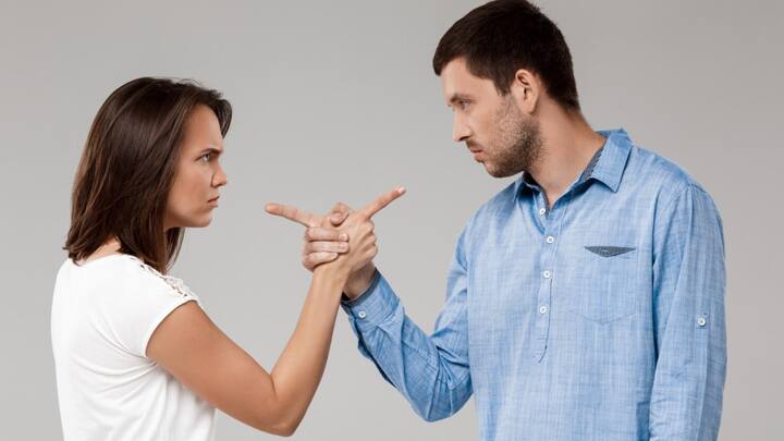 गेम नाइट का प्लान करें : एक दूसरे के साथ गेम नाइट का आयोजन करना आपके रिश्ते में नई जान डाल सकता है. बोर्ड गेम्स या कार्ड गेम्स खेलने से न सिर्फ मजा आता है, बल्कि यह आपके बीच के तनाव को भी कम करता है.