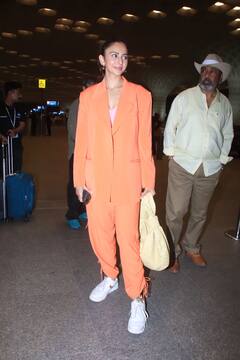 रकुल प्रीत सिंह ने फैमिली संग एयरपोर्ट पर दिए पोज तो जैकी भगनानी भी फंकी लुक में आए नजर, शादी के लिए गोवा रवाना हुआ कपल