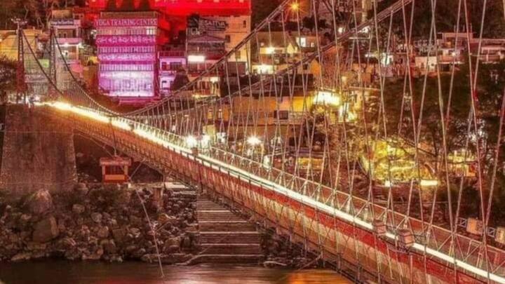 लक्ष्मण झूला एक प्रसिद्ध झूला है जो गंगा नदी पर बना हुआ है, जो टिहरी गढ़वाल ज़िले के तापोवन को पौड़ी गढ़वाल ज़िले के जौंक से जोड़ता है. माना जाता है कि भगवान राम के छोटे भाई लक्ष्मण ने इस स्थान पर गंगा नदी को पार किया था.