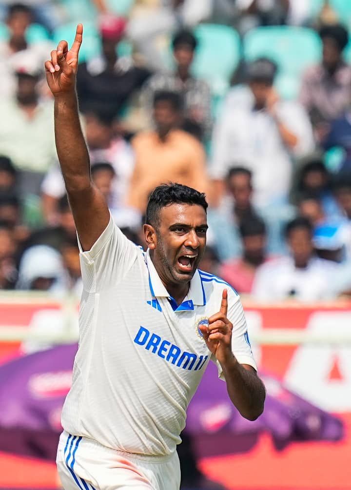 रवींद्र जाडेजा, कुलदीप यादव या दोघांवर फिरकीची धुरा असेल. तर जसप्रीत बुमराह आणि मोहम्मद सिराज यांच्यावर वेगवान गोलंदाजीची धुरा असेल. (Photo Credit : PTI)