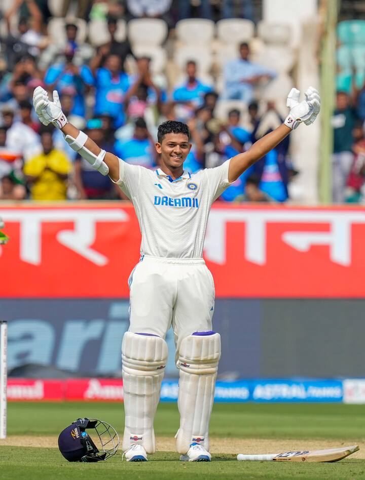यशस्वी जायसवाल ने इंग्लैंड के खिलाफ राजकोट में खेले जा रहे तीसरे टेस्ट में शतक लगाकर महफिल लूट ली.